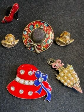 Lot Vintage Women’s Brooches Hats Umbrella Parasol Red High Heel Shoe